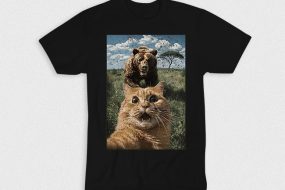 Kaos Selfie Cat Chased By Bear